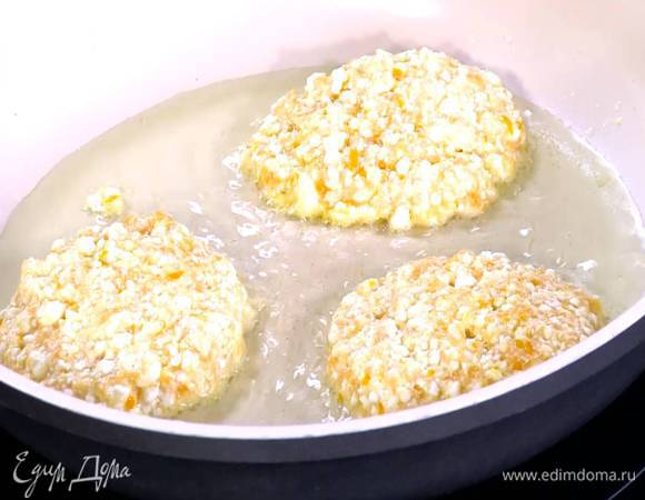 Сформировать из творожной массы небольшие сырники и пожарить до готовности с двух сторон.
