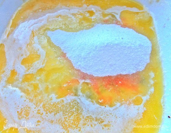 Растопить сливочное масло и смешать с пудрой.