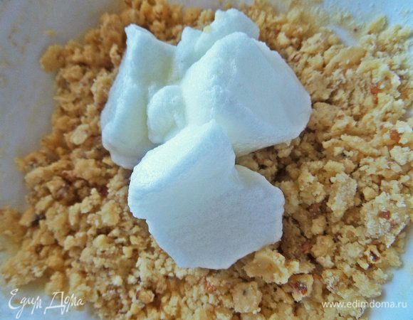 Взбитые в пену белки с солью.