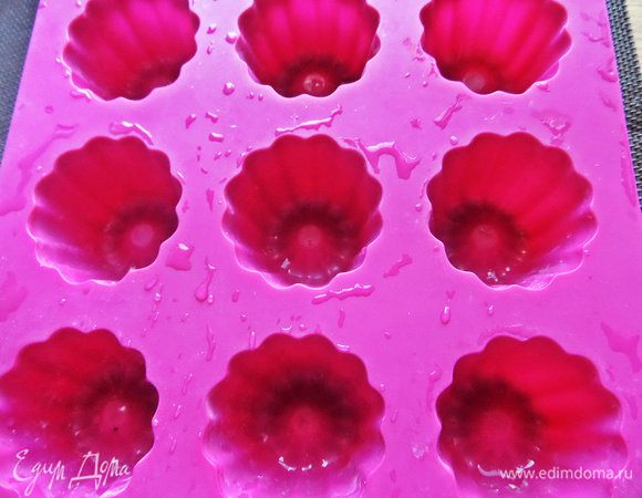 Силиконовую форму на 9 порций смачиваем водой.