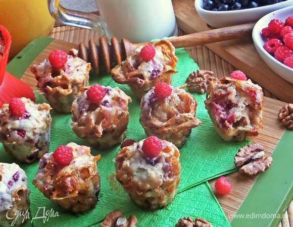 При запекании зефир плавится и пузырится, но потом успокоится и застынет в разных «позах», поэтому и структура у маффинов такая необычная.