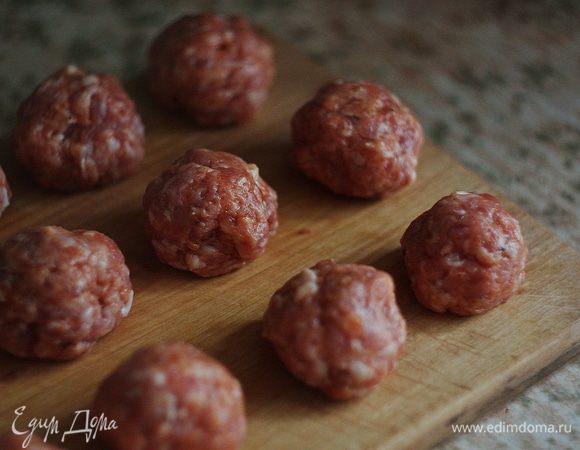 Далее из фарша лепим небольшие шарики размером чуть больше грецкого ореха.