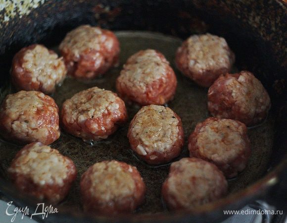 На разогретой с растительным маслом глубокой сковородке обжариваем наши шарики на среднем огне минут 5 — 7 с разных сторон, чтобы они минимально схватились.
