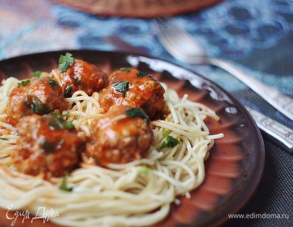 Подаем тефтели со спагетти, посыпав сверху свежей петрушкой.