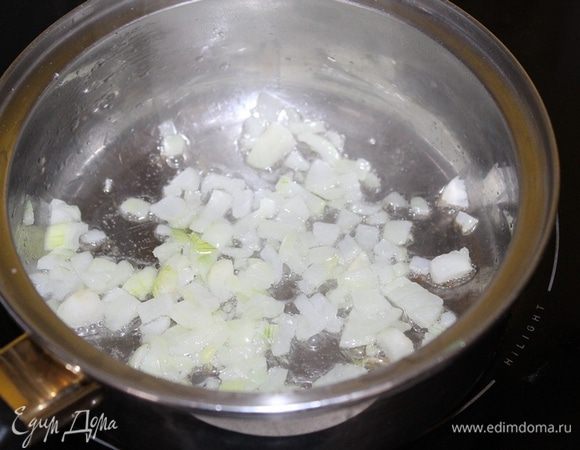 Спассеровать на растительном масле лук до прозрачности.