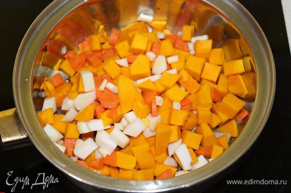 Добавляем нарезанные кубиками морковь, тыкву, корневой сельдерей, обжариваем 5 минут.