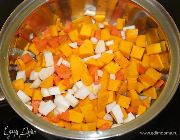 Добавляем нарезанные кубиками морковь, тыкву, корневой сельдерей, обжариваем 5 минут.