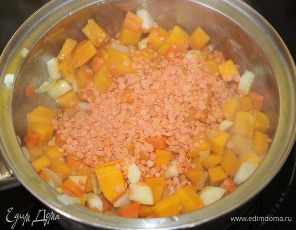 Добавляем чечевицу, заливаем бульоном и варим 20 — 25 минут до мягкости, накрыв кастрюлю крышкой.