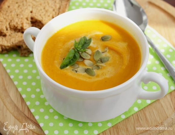 Добавляем сливки, тыквенные семечки.