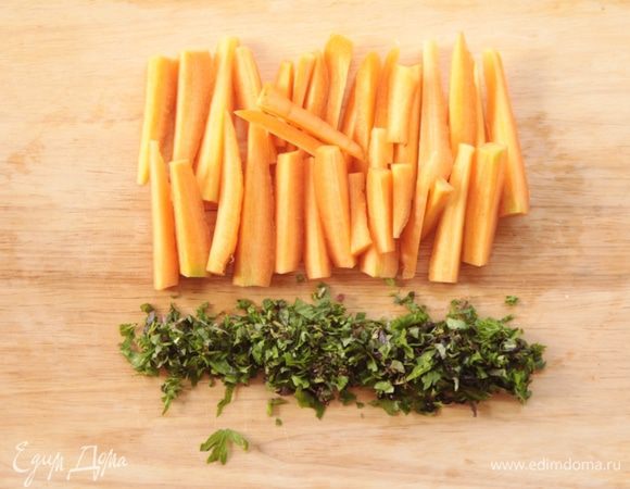Нам необходимо нарезать морковь и травы (у меня в дело пошли травы, которые растут на моем огородике: базилик, тимьян, мята, душица, розмарин,петрушка, а можно использовать уже готовую смесь сухих прованских трав).
