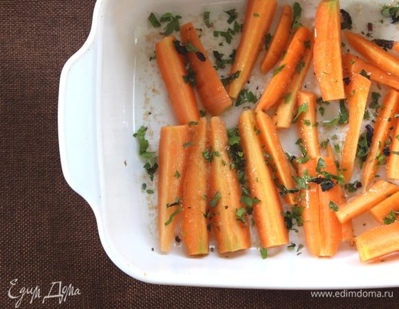 Теперь, разогреем духовку до 200°С. Морковь уложим в форму и соединим с маслом, сахаром, солью и травами. Все перемешаем. Ставим в духовку на 20 — 25 минут. Степень готовности определяем по золотистому цвету и мягкости моркови.