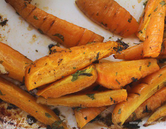 20 минут пролетели незаметно. Достаем нашу морковь и добавляем брынзу/фету.