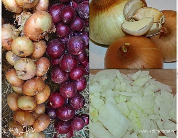 Лук лишним тут не будет. Он у нас на сеновале живет. Порубить его на кубики следует. 
А вот чеснок тут сугубо на любителя. Я добавлять не стал, но, если кому то хочется, то лучше всего нарежьте его на кружочки и слегка обжарьте в масле, перед тем как мясо обжаривать.  Убрать его после этого не забудьте.
