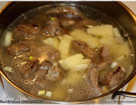 И добавляем воды. Чистой, колодезной, но кипяченой. По секрету скажу, если вдруг бульон есть — мясной или, например, куриный даже — хуже не будет. Правда-правда. Не обманываю.