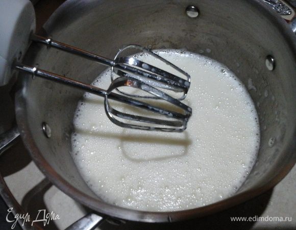 Для начала нужно взбить яйца с сахаром.