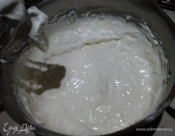 Добавим во взбитые яйца творожный сыр и творог. Хорошо перемешаем, а затем добавим муку с разрыхлителем и доводим смесь до однородности.