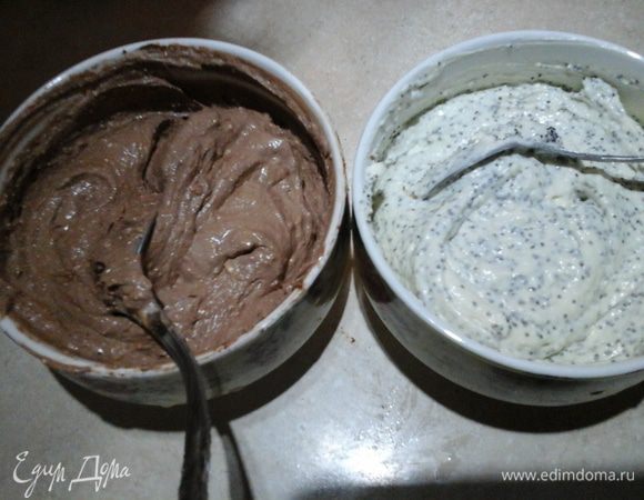 Делим творожную смесь на две равные части. В одну часть добавляем ваниль и мак, а в другую — какао и сметану. Все хорошо перемешиваем.