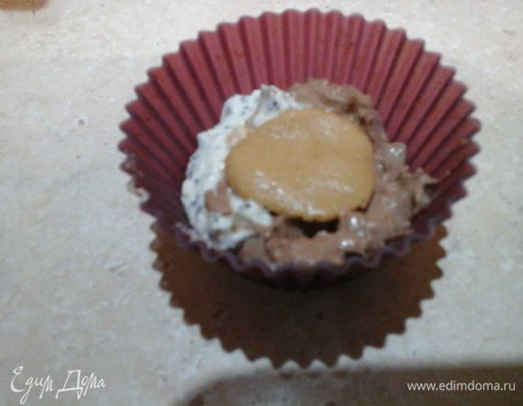 Начинаем формировать сырники: чайной ложкой с одного края выкладываем немного маково-творожной смеси, а с другой стороны — шоколадно-творожной смеси. Берем немного (буквально размером с фасоль) арахисовой пасты и выкладываем сверху творожных смесей. 