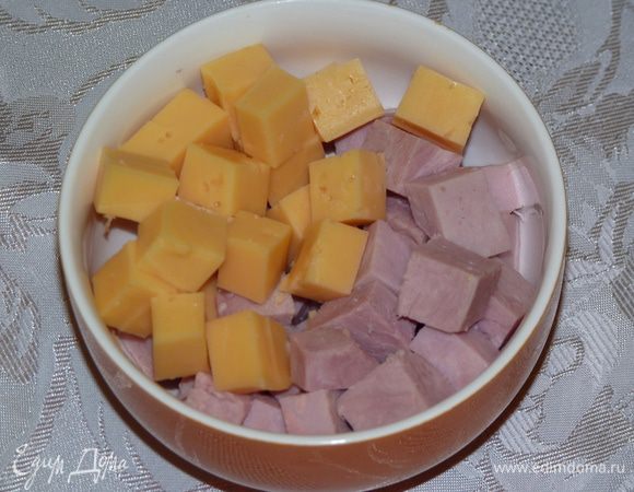 Яйца отварить вкрутую и остудить, очистить. Тем временем нарезать крупными кубиками сыр и ветчину.