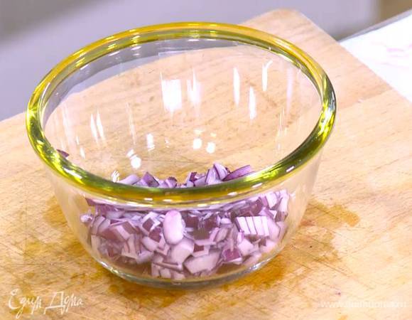 Красный лук почистить, мелко порубить, залить уксусом и дать постоять 5‒7 минут.