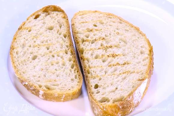 Хлеб подсушить на разогретой сковороде с двух сторон.