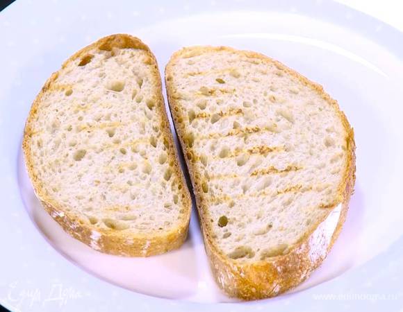 Хлеб подсушить на разогретой сковороде с двух сторон.