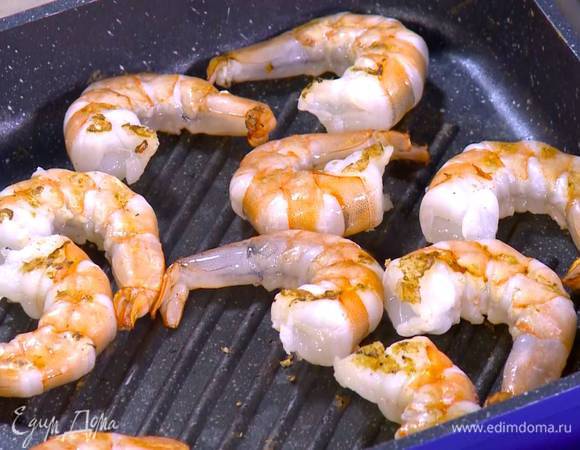 Креветки выложить на разогретую сковороду и обжарить со всех сторон до готовности.