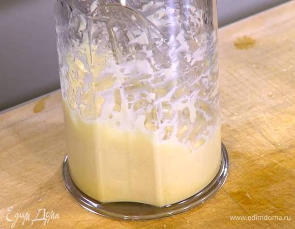 Приготовить майонез: в чаше блендера соединить горчицу и желток, влить лимонный сок и уксус, посолить и, непрерывно взбивая блендером с насадкой-венчиком, медленной струйкой вливать оливковое масло, пока масса не загустеет.