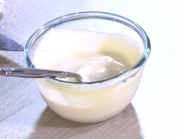 Йогурт перемешать с 2 ст. ложками майонеза.