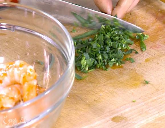 Тархун мелко порубить.