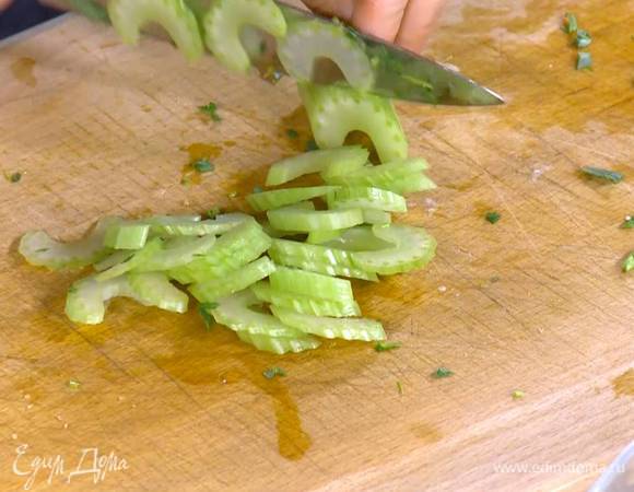 Стебель сельдерея тонко порезать.