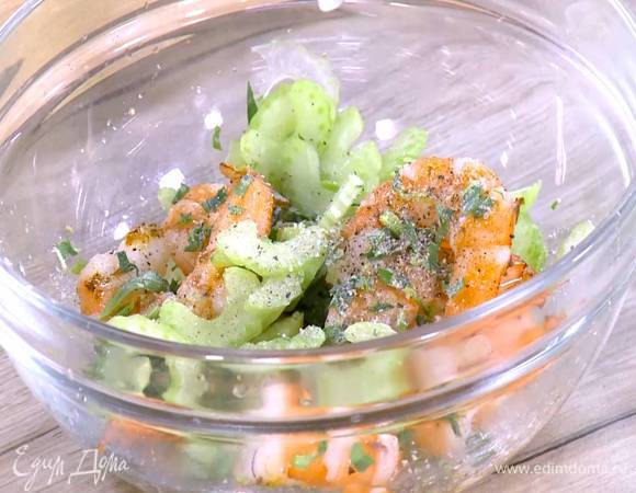 Обжаренные креветки полить соком лайма, оливковым маслом, добавить сельдерей, тархун, посолить, поперчить и перемешать.