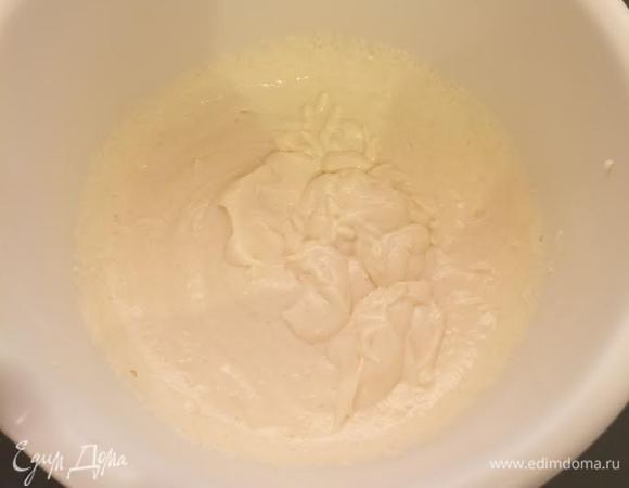 Творог взбить погружным блендером. Добавить ванильный сахар, желтки, сметану, сахар, кукурузный крахмал и взбить все еще раз блендером.