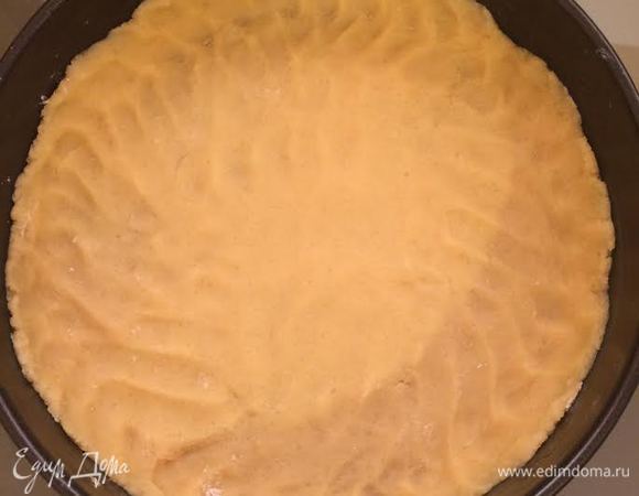 Тесто распределить по форме.