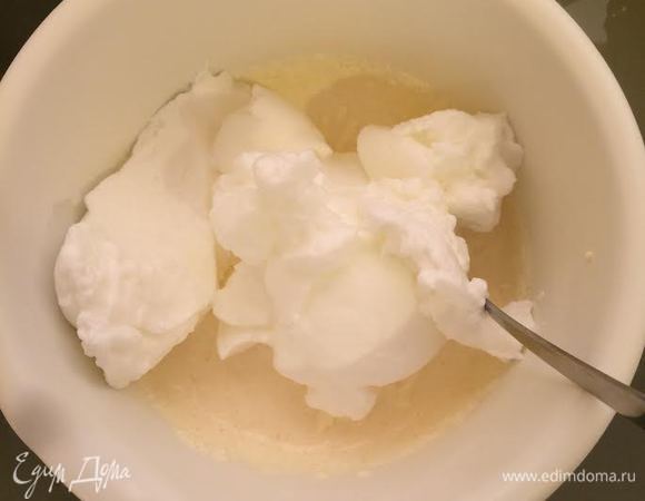 Взбитые белки аккуратно смешать с творожной массой.