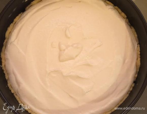 Выложить начинку на тесто.