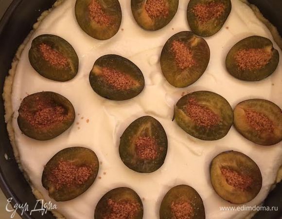 Сверху аккуратно выложить сливы.Смешать коричневый сахар и корицу, посыпать сверху только сливы!!!