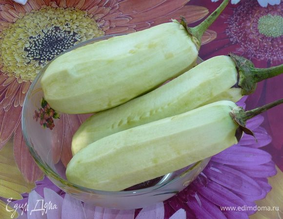 Сухие грибы залить кипятком, отставить на время. Баклажаны очистить. 