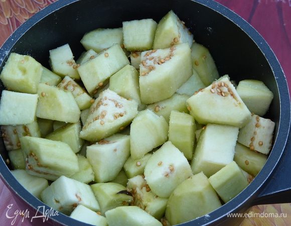 Нарезать крупными брусками. Посолить, отставить на время. 