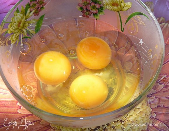 Яйца взбить со щепоткой соли. 