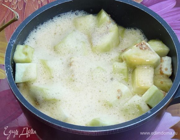 Слить образовавшуюся жидкость с баклажан. Яичной смесью залить баклажаны и поставить в холодильник на 1 час, периодически перемешивая массу. Баклажаны впитают в себя значительную часть яичной смеси.