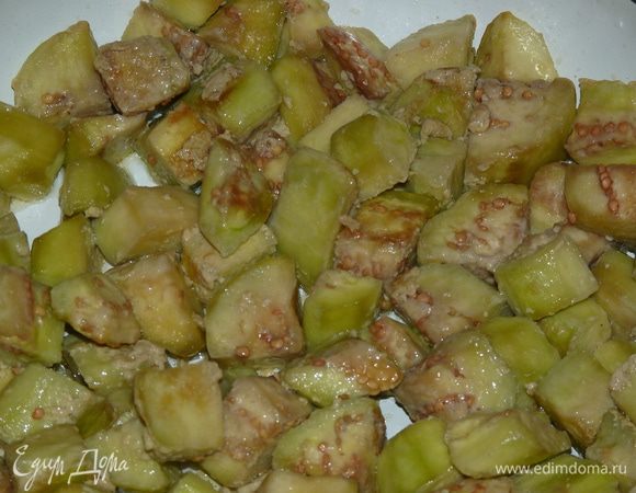 Тем временем измельчить лук. Слить воду с грибов и нарезать соломкой. По истечению часа, поджарить на растительном масле (я использовала кукурузное) баклажаны до золотистого цвета. Они немного уменьшатся в объеме.