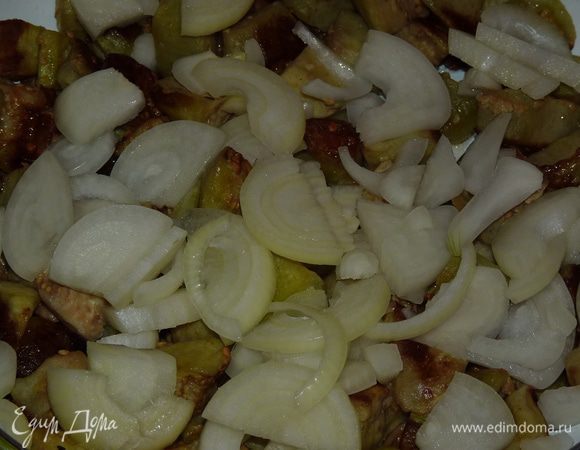 Добавить лук и грибы. Перемешать и продолжить жарить на медленном огне под крышкой до готовности, периодически помешивая. На это ушло примерно 15 минут.