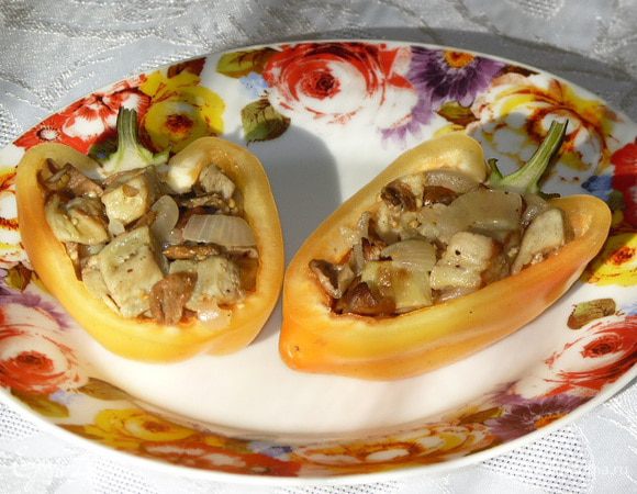 Болгарский перец разрезать пополам, извлечь перепонки и семечки. Разложить порционно. Можно подать и так, как есть, просто украсив зеленью и сбрызнув горчичным маслом Biolio.