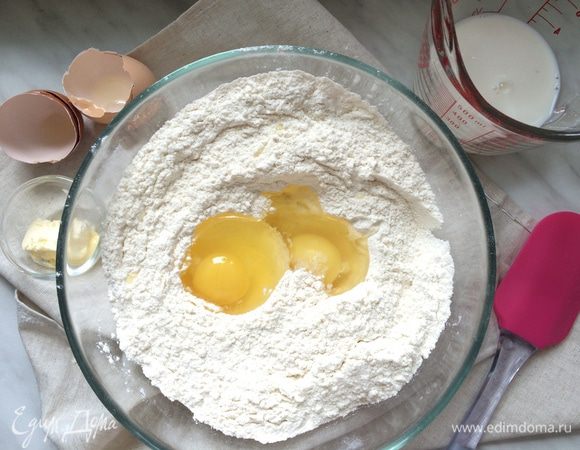 Добавьте сахар, яйца, соль, молоко, масло и воду. Вымешивайте скребком в течении 15 — 20 минут.