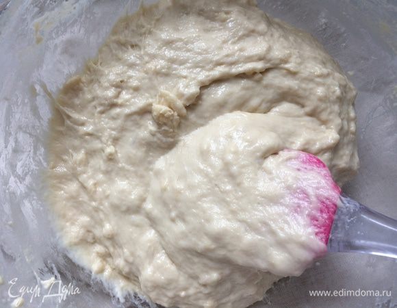 Тесто будет немного липким и густым, по консистенции напоминать бриошь.