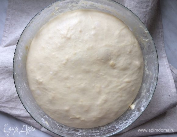 Переложите тесто в миску и накройте полотенцем. Оставьте на 1 час. Потом повторите складывание теста и оставьте еще на 1 час.