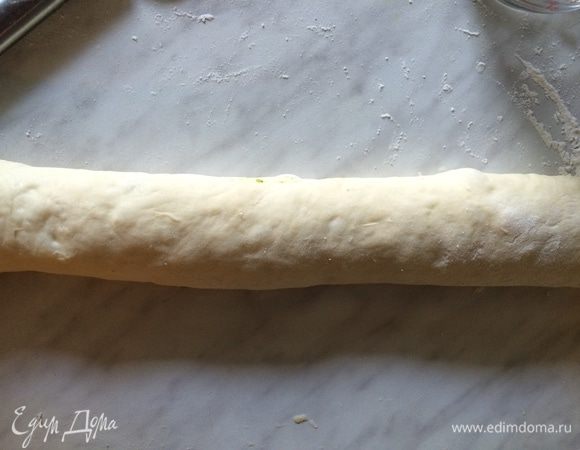 Сверните вдоль в плотный рулет.