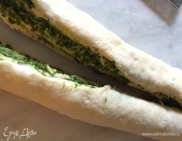 Разрежьте рулет острым ножом вдоль, но не до конца, оставьте 1 см. Поместите правую половину теста на левую, затем повторите, пока у вас не получится коса, и соедините концы.