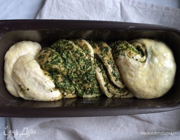 Когда хлеб увеличится в объеме вдвое, аккуратно смажьте взбитым яйцом.